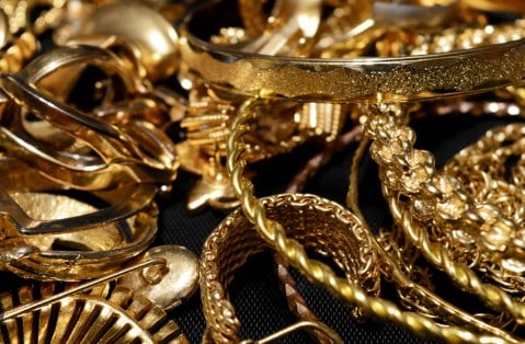 Does water and soap damage gold?